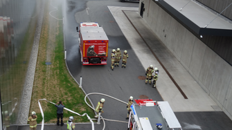 Wo positioniere ich was? Bei der Übung lernten die Beteiligten alle Winkel des Werksgeländes wie ihre Feuerwehrwestentasche kennen.  | © BFV Schwaz