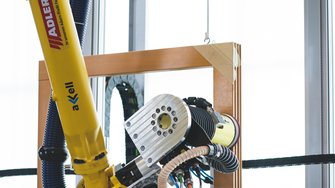 Präzise, schnell, gründlich und ohne Staubbelastung erledigt der Roboterarm den Zwischenschliff.  | © ADLER