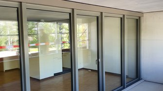Für die Sanierung der Siedlung Telli in Aarau setzt die Wenger Fenster AG auf Holzfenster mit ADLER Anti-Heat-Beschichtung.  | © Wenger Fenster AG