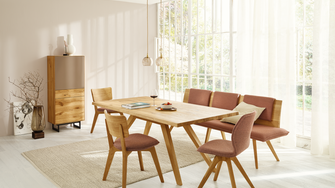 Durch die moderne Wohnraumgestaltung mit großen Glaselemente werden Holzmöbel besonders anfällig für Verfärbungen. | © ANREI | www.anrei.at  