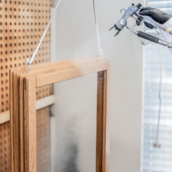 Die CrystalClear-Technology verbindet maximale Transparenz und wirksamen Oberflächen- und Lichtschutz auf Holzfenstern.  | © ADLER