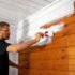 Besonders für stark vergilbte Holzuntergründe, z.B. Holzdecken oder Wandvertäfelungen, bietet sich der Aqua-Isoprimer CT PRO an. | © ADLER