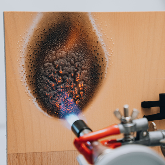 Im Brandfall schäumt die Beschichtung auf und legt so eine Isolationsschicht über das Holz.  | © ADLER