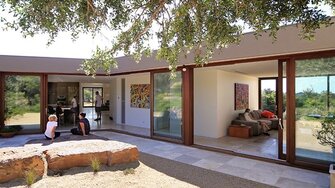 Edle Optik, perfekter Schutz, unkomplizierte Verarbeitung: Das neue Fensterbeschichtungssystem Aquawood Diamond.  | © Paarhammer Windows & Doors / Photo courtesy of Viridian. Photography by Peter Hyatt