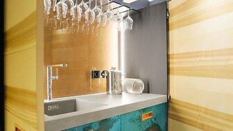 Die Echtmetall-Effekte von ADLER setzen spektakuläre Akzente auf Möbeln.  | © ADLER