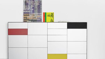 Der Möbellack mit Superkräften: ADLER Bluefin Pigmosoft lässt kleine Gebrauchsspuren über Nacht spurlos verschwinden.  | © Kettnaker