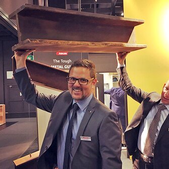 Superkräfte? Nein! Superlack! Da werden Daniel Pesserer und Christian Schütz von ADLER ganz spielerisch zu „Stahlträgern“. | © ADLER | © ADLER