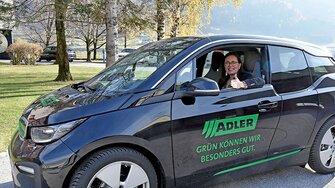 Schadstoffarme LKW, ein umweltfreundliches E-Auto: Auch im Fahrzeugpark von ADLER wird Nachhaltigkeit großgeschrieben.Bild 6 von 6nextpreviousSCHLIESSEN | © ADLER