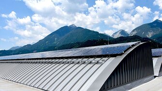 Beinahe 250.000 kW/h sauberen Strom produzierte die Photovoltaikanlage des ADLER-Werks im vergangenen Jahr. Bild 3 von 6nextpreviousSCHLIESSEN | © ADLER