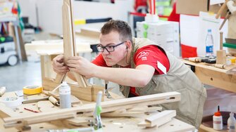 Der Steirer Julian Fink baute ein anspruchsvolles Fenster… | © WKÖ/SkillsAustria