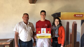 Günther Oblasser (li.) gratulierte Malerweltmeister Stefan Planitzer und seiner Chefin Ulli Gautsch. | © ADLER