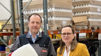 Seit dem Frühjahr werden in der ADLER-Werk Lackfabrik in Schwaz Desinfektionsmittel hergestellt (im Bild: Claudia M. Berghofer, Leitung Unternehmenskommunikation, und Romed Staggl, Geschäftsleiter Produktion).