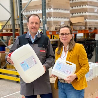 Seit dem Frühjahr werden in der ADLER-Werk Lackfabrik in Schwaz Desinfektionsmittel hergestellt (im Bild: Claudia M. Berghofer, Leitung Unternehmenskommunikation, und Romed Staggl, Geschäftsleiter Produktion).
