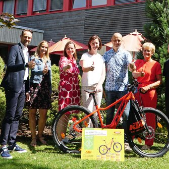 Geteilte Freude ist doppelte Freude: Mit dem Ehepaar Wohlfart (Mitte) freuten sich Waltraud Atzl und Kenny Steigmann (Raumcolor, re.) sowie Claudia Berghofer, Raphaela Rechtberger und Adrian Egger (ADLER, li.)