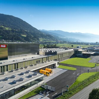 In der modernsten Wasserlackfabrik Europas in Schwaz produziert ADLER mit einer besonders energieeffizienten und umweltschonenden Methode. 