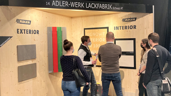 ADLER-Architektenbetreuer Ulrich Fideler präsentierte den Besuchern die Vorzüge der Innenlasur Lignovit Interior UV100.