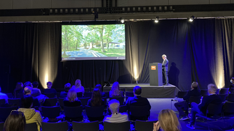 Matthias Burkart (4a Architekten) erläuterte die Planung und Umsetzung der Therme Lindau am Bodensee, welche mit Lignovit Platin beschichtet worden ist..