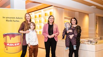 Verena Hohlrieder mit Moritz (li.) und Bianca Kröll mit Leonie (re.) ließen es sich nicht nehmen, Claudia M. Berghofer (Mi.) persönlich für die tolle Unterstützung zu danken.