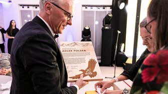 Andrea und Claudia Berghofer gratulierten der ADLER Polska mit einer edlen Holz-Urkunde.