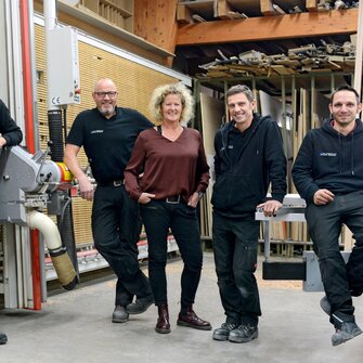  Uwe, Susanne und Marvin Meister (Mitte) und ihre Mitarbeiter sind ADLER-Wasserlack-Fans. 