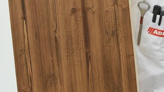 Mit dem Aquawood Protor-System von ADLER dem lassen sich auch Nebeneingangstüren in außergewöhnlicher Optik gestalten, zum Beispiel mit einem Altholzeffekt.