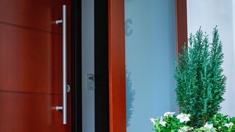 Haupt- oder Nebeneingangstür ist eigentlich egal: Für alle Verbindungselemente zwischen innen und außen gelten dieselben Anforderungen – für die ADLER Aquawood Protor sie perfekt rüstet.  | © ADLER