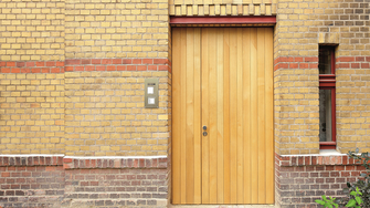 Ob Nebeneingangstüren wie Laubenzugänge, Keller- oder Hintertüren: Für Elemente im Kontakt mit dem Außenklima setzt Spezialtüren-Hersteller-Schörghuber konsequent auf das Aquawood Protor-System von ADLER. Auch diese Türen kann Schörghuber übrigens mit Brandschutzfunktion ausführen. 