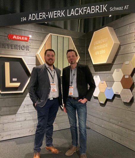 ADLER Architektenberater Lukas Zilger und ADLER Marketingchef Christian Laucher (li.) standen für Fragen rund um das Thema Holzveredelung bereit. 