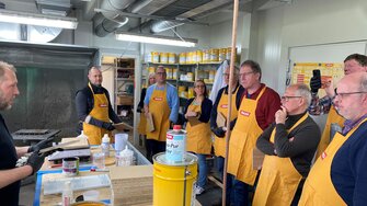 Die Lehrenden ließen sich in Theorie und Praxis zu den neuesten Entwicklungen im Oberflächenbereich schulen.