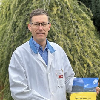 Dr. Albert Rössler präsentiert die aktuelle Umwelt- und Nachhaltigkeitserklärung von EMAS-Mitglied ADLER.