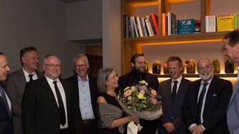 Umringt von ihrem großartigen Team nahm ADLER Geschäftsführerin Andrea Berghofer freudestrahlend die Auszeichnung entgegen. 