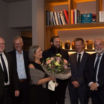 Umringt von ihrem großartigen Team nahm ADLER Geschäftsführerin Andrea Berghofer freudestrahlend die Auszeichnung entgegen. 