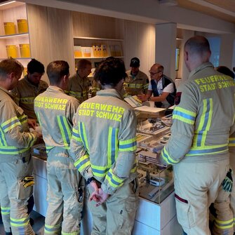 Der ADLER Brandschutzbeauftragte Ing. Alexander Pichler erläuterte den Einsatzkräften der Feuerwehr Schwaz die Vorgehensweise. 