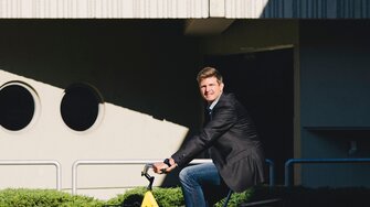 Wer von einem Ende des Werksgeländes zum anderen muss, legt ein paar hundert Meter zurück – da ist man dankbar für eines der gelben ADLER-Räder.