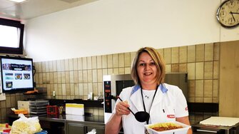 Übriggebliebene Speisen werden vom Kantinen-Team in die bereitgestellten Behälter gegeben und können kostenlos mitgenommen werden.