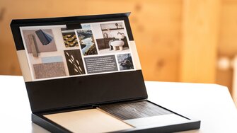 Für drei Interior-Woodboards stellt ADLER seinen Kunden hochwertige „Inspirationsboxen“ zur Verfügung.