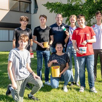 Eine bunt gemischte Schar: Die neuen Lehrlinge bei ADLER mit Ausbildungsleiter Michael Enders (Mitte).