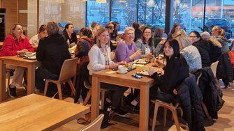 Ein Hoch auf uns! Die ADLER Damen ließen sich zum Weltfrauentag ein energiespendendes Frühstück schmecken. 