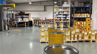 Kundenbestellungen werden vor Ort abgetönt und für die Auslieferung bereit-gestellt.