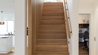 Dank der Beschichtung mit Produkten von ADLER sind die durchdachten ELK-Treppenlösungen von SWN Moravia extrem widerstandsfähig. | © ELK Fertighaus GmbH | © ELK Fertighaus GmbH