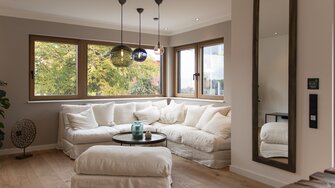 Für die in den ELK-Häusern verbauten Holz-Alu-Fenster und  Haustüren von WindowStar kommt das Aquawood-System von Österreichs führendem Lackhersteller ADLER zum Einsatz. | © ELK Fertighaus GmbH | © ELK Fertighaus GmbH