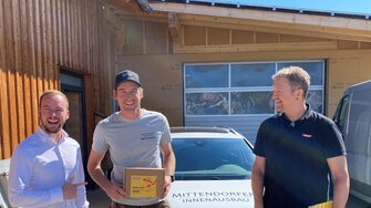 Andreas Fischbacher (li.) und Josef Doff (re.) übergaben die Marx Black Finish X.C. an Florian Mittendorfer. | © ADLER
