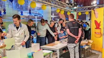 Viel zu zeigen, viel zu erleben, viele Besucher am ADLER-Stand bei der Langen Nacht der Forschung.  | © ADLER