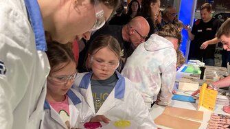 Mit dem Farb-Blubber-Bad schufen vor allem die Kleinen begeistert kreative Kunstwerke.  | © ADLER