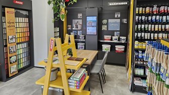 : … in der die Kunden nun beste Beratung, ob mit Musterkarten, Farbfächern oder am Bildschirm, erwartet. © Farben-Christoph GmbH