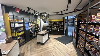 Beeindruckend: Der ADLER Farbenmeister Raumausstattung Huber in Breitenbach, Tirol, war der erste, der sein Geschäft mit den Shop-4.0-Elementen umgestaltet hat.  © Storebest