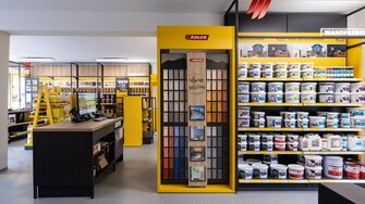 ADLER Farbenmeister Igor Klisanin steht den Besuchern im neuen Geschäft stets freundlich und hilfreich zur Seite. © Igor Ihr Malermeister