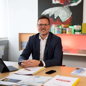 Daniel Pesserer, Spartenleiter für die Möbelindustrie bei ADLER, sieht großes Zukunftspotenzial für eine Excimer-Beschichtung auf Wasserbasis