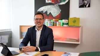 Daniel Pesserer, Spartenleiter für die Möbelindustrie bei ADLER, sieht großes Zukunftspotenzial für eine Excimer-Beschichtung auf Wasserbasis