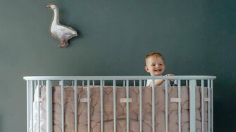 Ob dunkles Grün oder knalliges Pink: Mit Aviva Ultra-Color strahlen die Wände in jedem Farbton!  | © ‎Sleep.Onnn, Ukraine